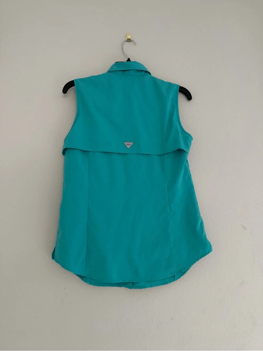 Columbia Sleeveless Turquoise Button-Front Shirt